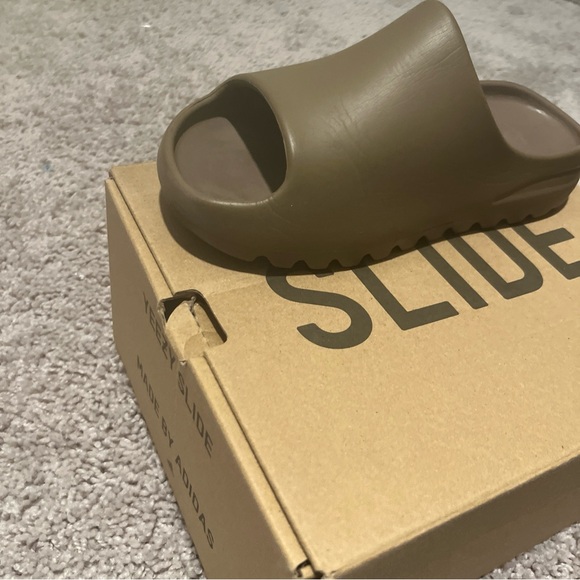 yeezy slide, earth brown color way - Picture 8 of 10
